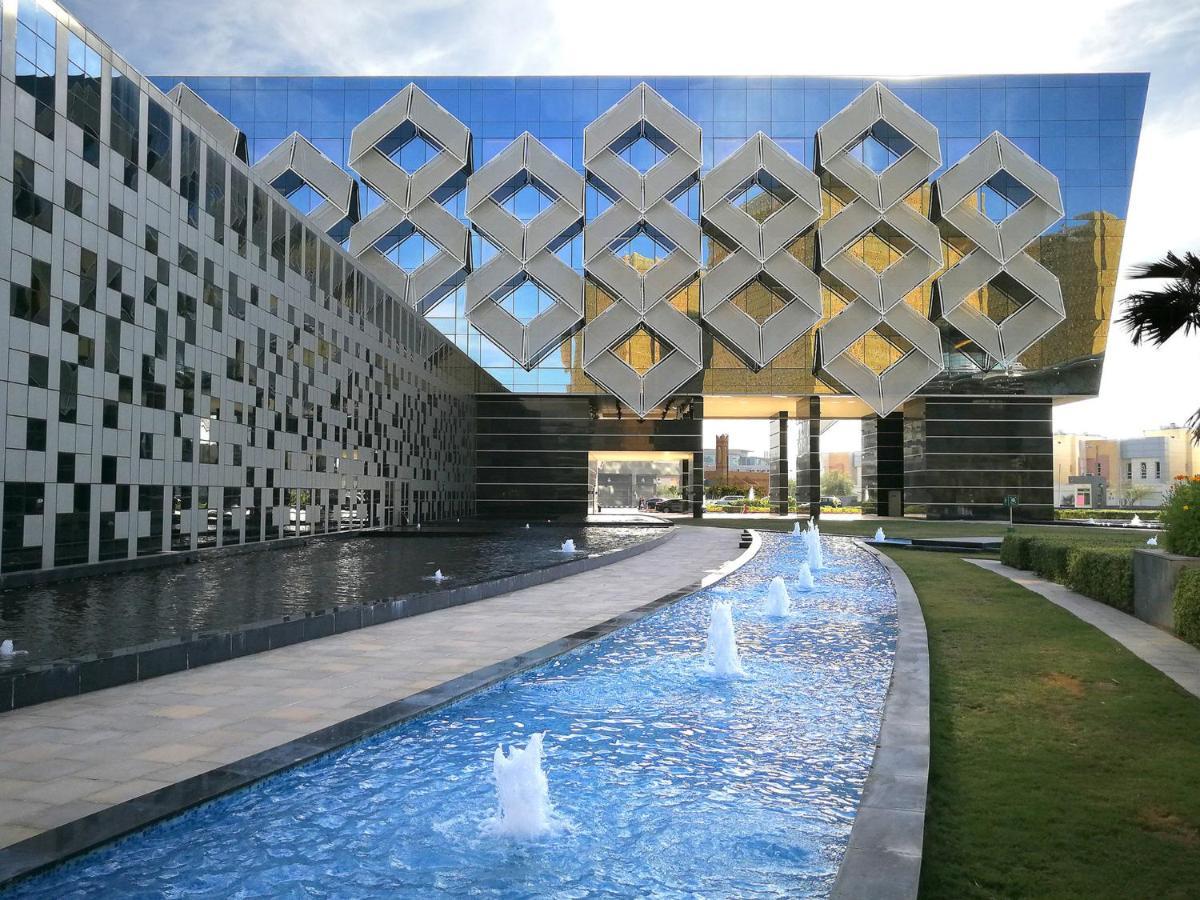 Crowne Plaza Riyadh - Rdc Hotel & Convention By Ihg Esterno foto The Sheikh Zayed House