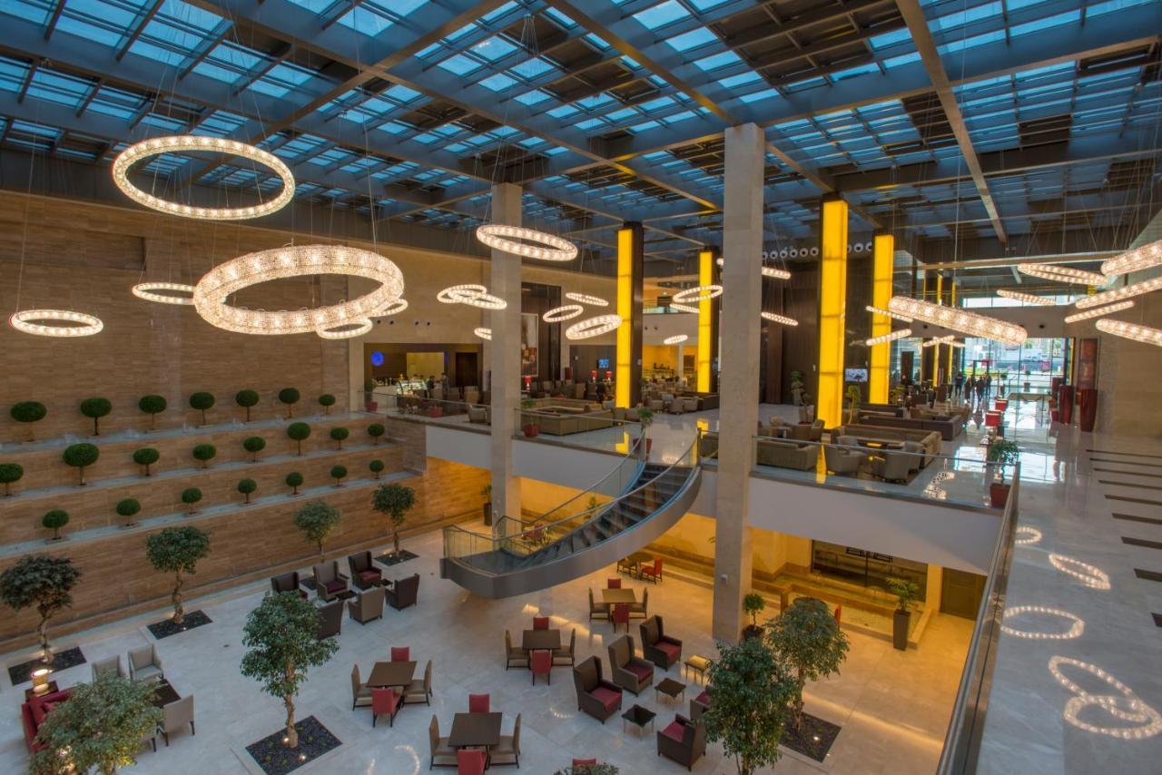 Crowne Plaza Riyadh - Rdc Hotel & Convention By Ihg Esterno foto The interior of the terminal