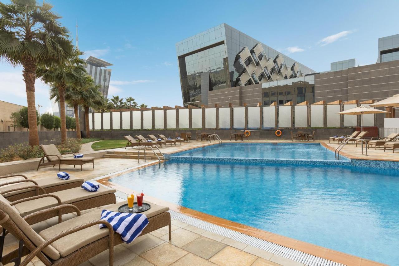 Crowne Plaza Riyadh - Rdc Hotel & Convention By Ihg Esterno foto The swimming pool at the hotel