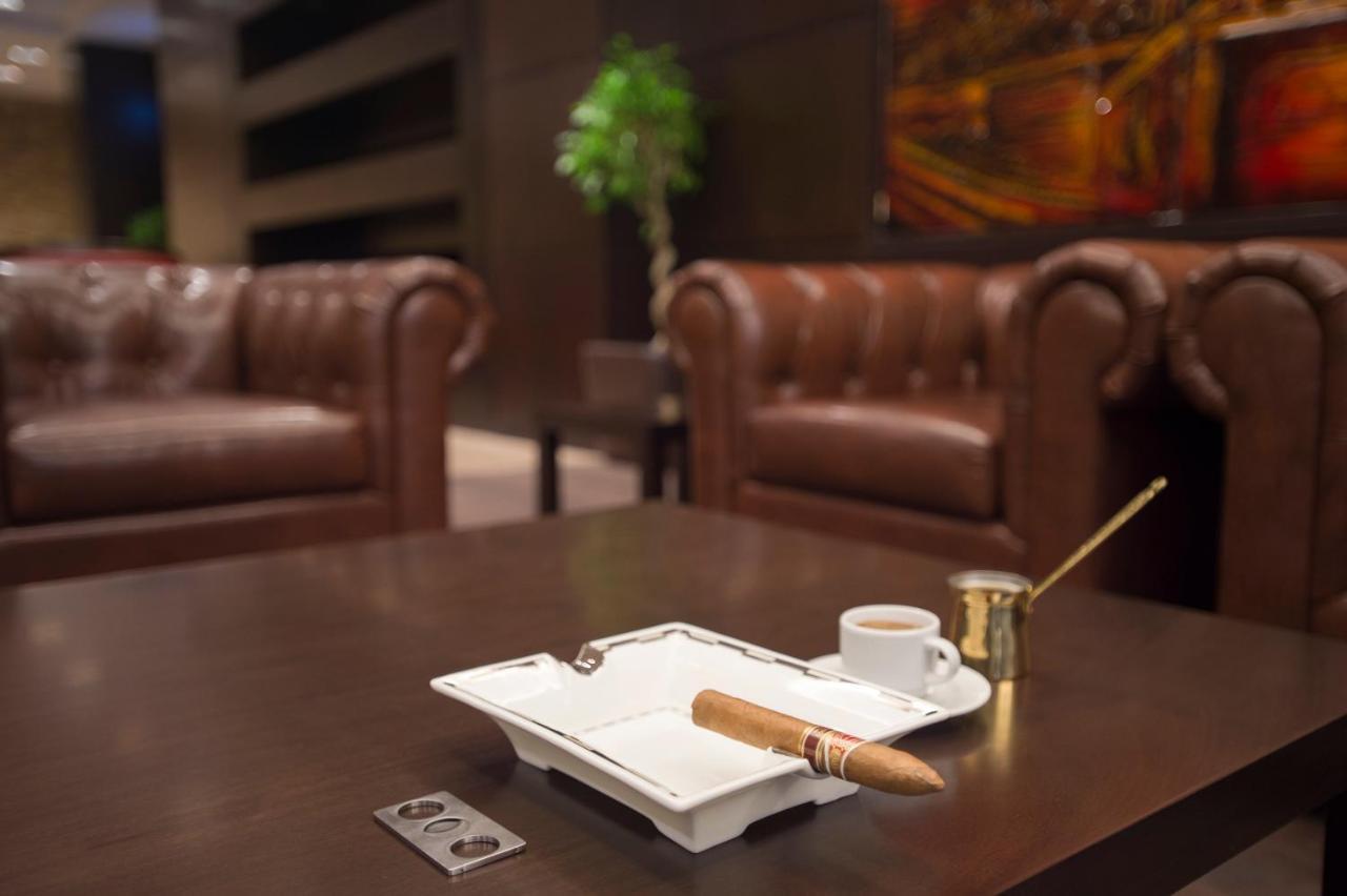 Crowne Plaza Riyadh - Rdc Hotel & Convention By Ihg Esterno foto A cigar ashtray