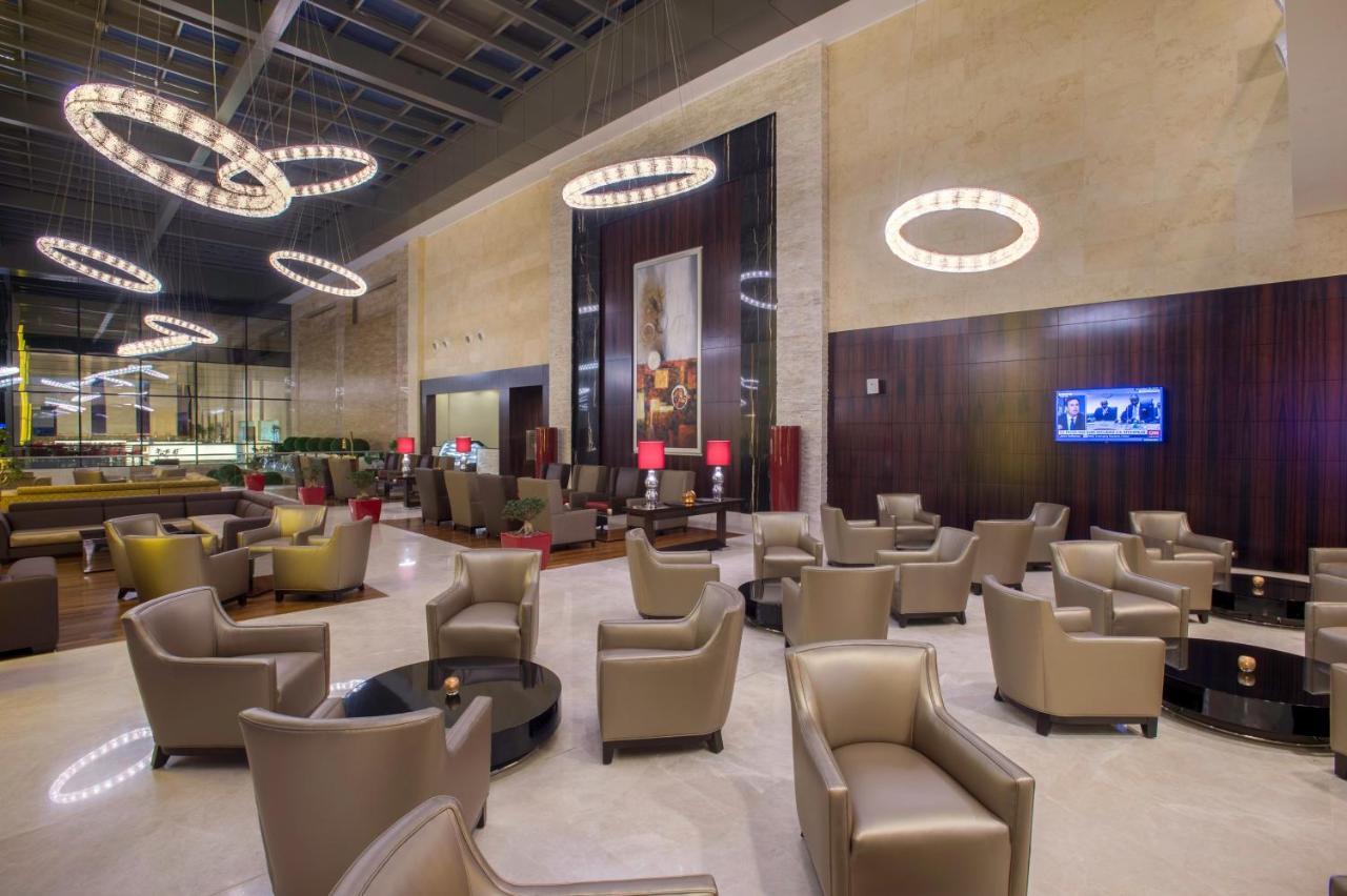 Crowne Plaza Riyadh - Rdc Hotel & Convention By Ihg Esterno foto Business Class lounge at the airport