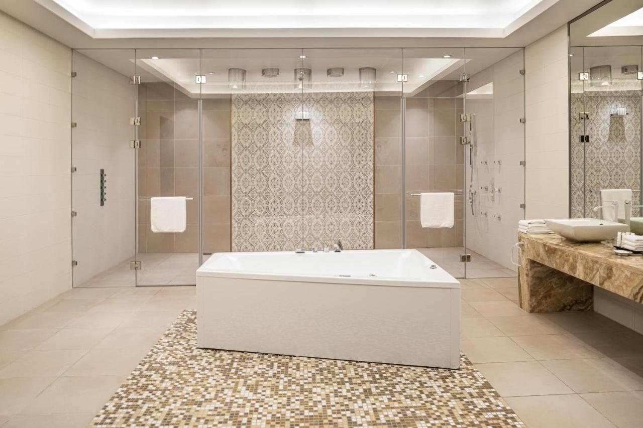 Crowne Plaza Riyadh - Rdc Hotel & Convention By Ihg Esterno foto Bathroom