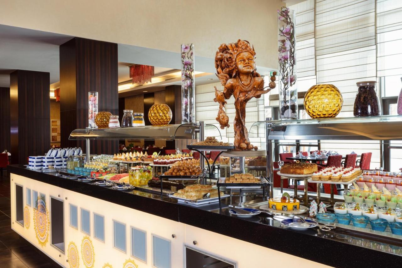 Crowne Plaza Riyadh - Rdc Hotel & Convention By Ihg Esterno foto A buffet at a hotel