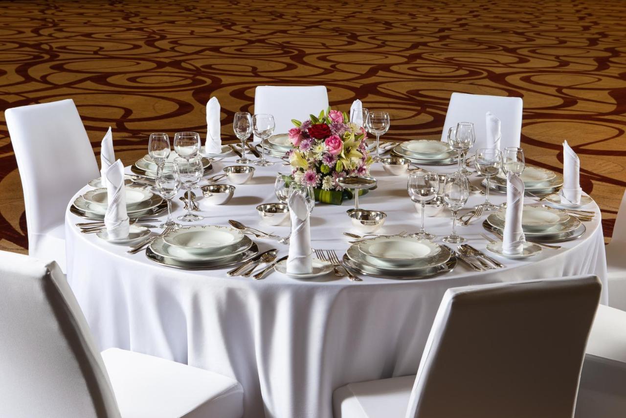Crowne Plaza Riyadh - Rdc Hotel & Convention By Ihg Esterno foto A table set for a formal dinner