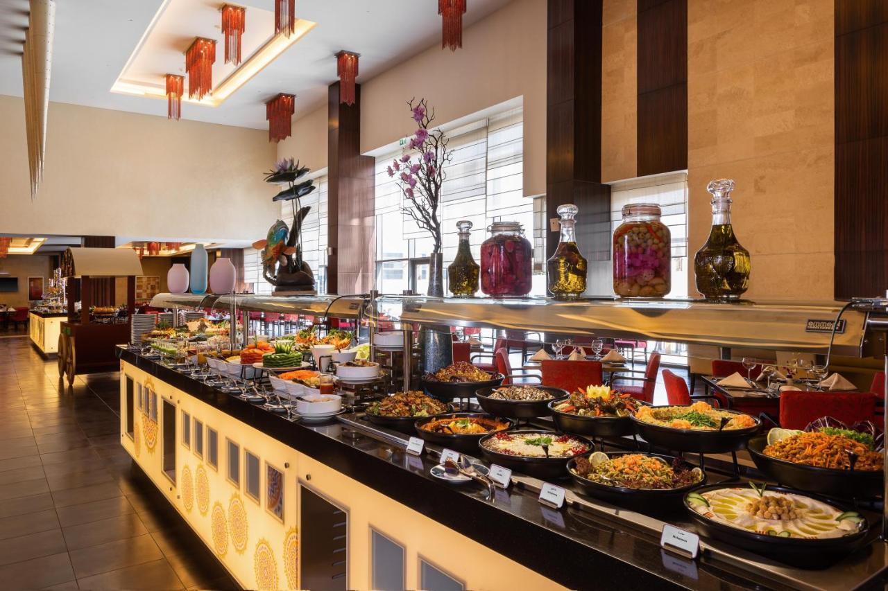 Crowne Plaza Riyadh - Rdc Hotel & Convention By Ihg Esterno foto A buffet at a hotel