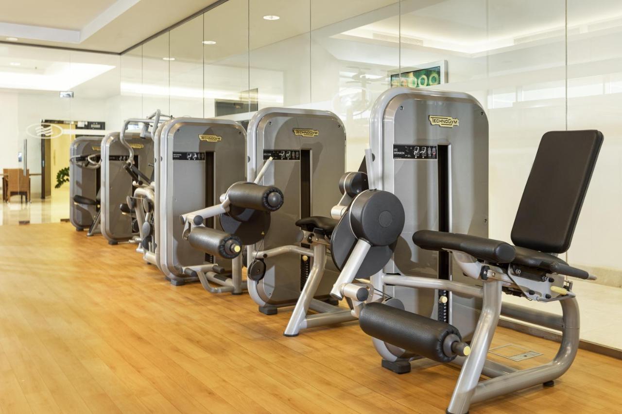 Crowne Plaza Riyadh - Rdc Hotel & Convention By Ihg Esterno foto A row of exercise machines