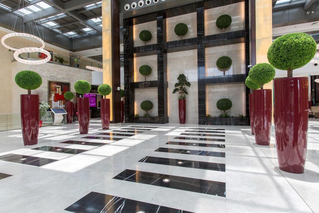 Crowne Plaza Riyadh - Rdc Hotel & Convention By Ihg Esterno foto Interior of the hotel