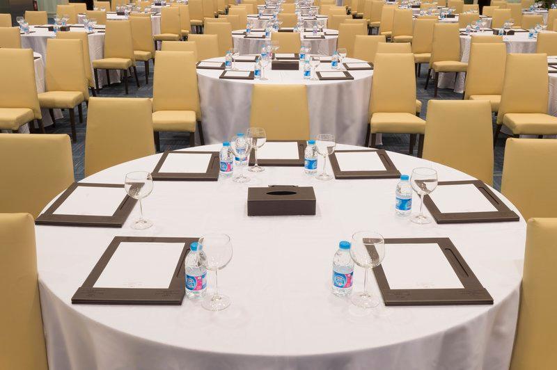 Crowne Plaza Riyadh - Rdc Hotel & Convention By Ihg Esterno foto A table set for a meeting