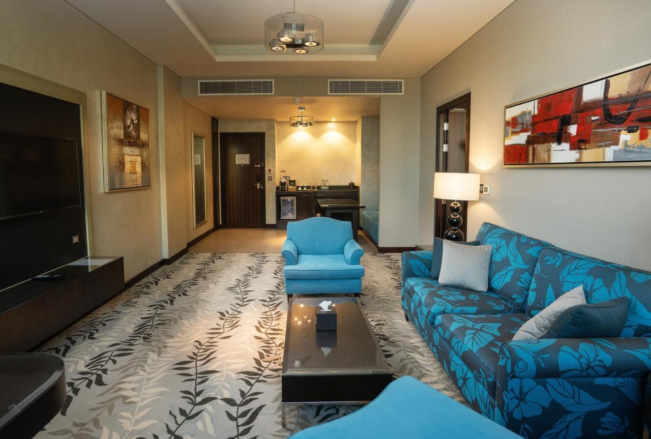 Crowne Plaza Riyadh - Rdc Hotel & Convention By Ihg Esterno foto A suite at the hotel