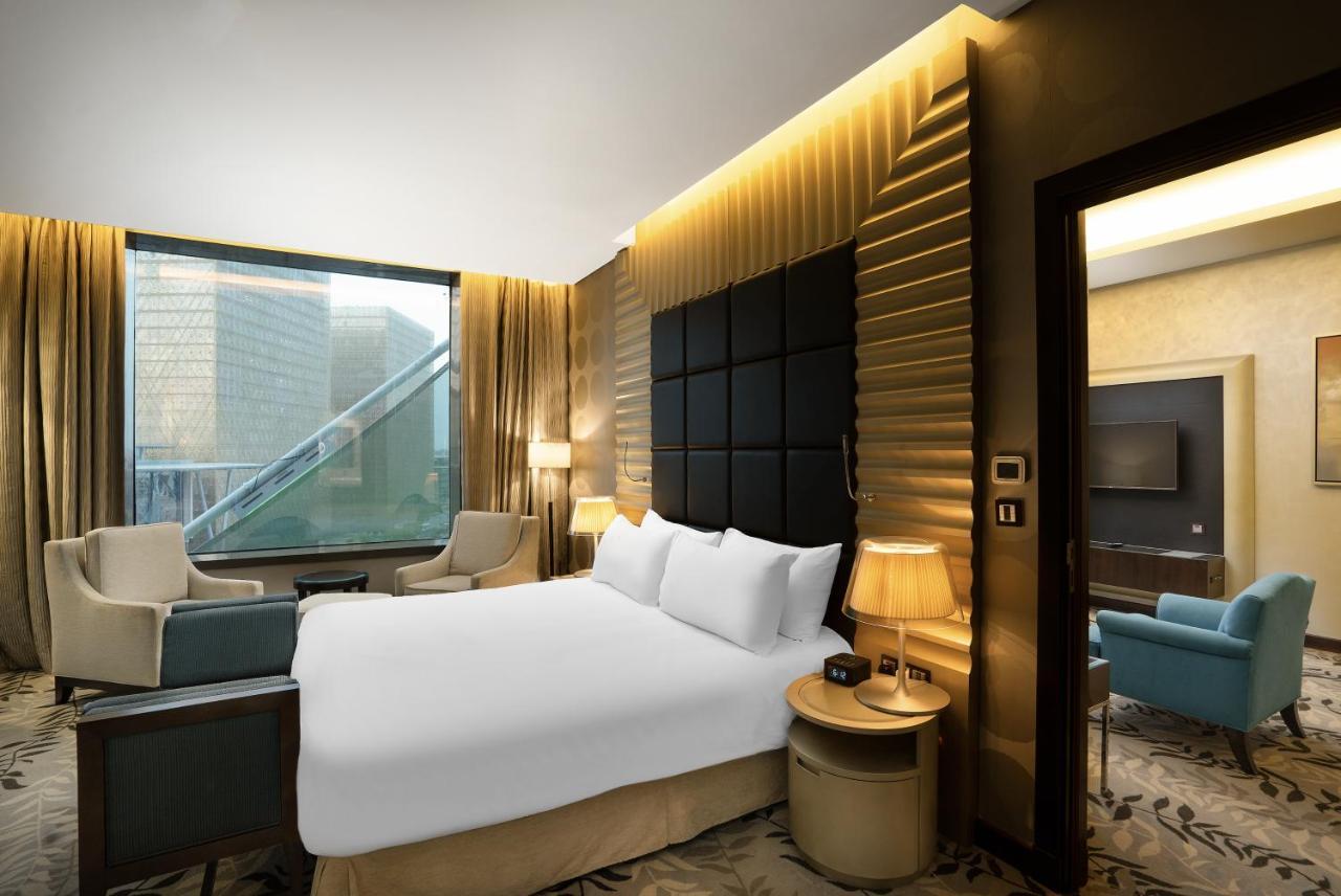 Crowne Plaza Riyadh - Rdc Hotel & Convention By Ihg Esterno foto A suite at the hotel
